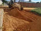 Após período chuvoso, Prefeitura de Guanambi retoma obras de terraplanagem para asfaltar novas ruas do Bairro Renascer
