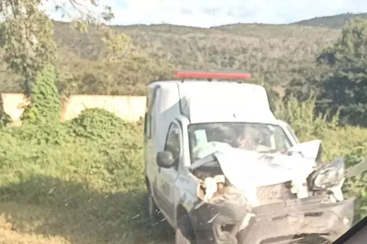 Colisão entre ambulância da prefeitura de Caetité e caminhonete é registrada na BR-030