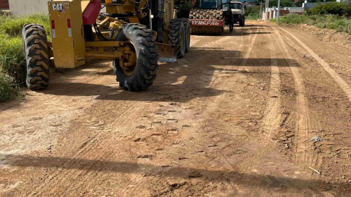 Prefeitura de Guanambi inicia terraplanagem para asfaltamento de ruas no Bairro Floresta