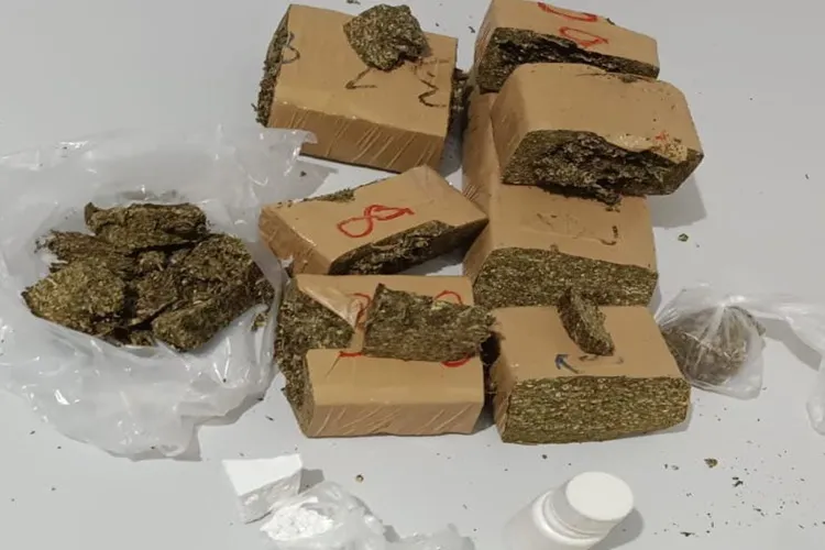 PRE intercepta 2,1 kg de drogas na BA-142 que seriam entregues na cidade de Tanhaçu