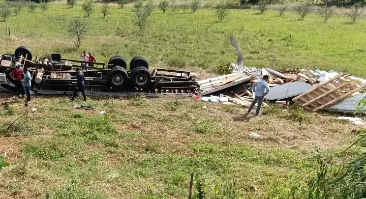 Tragédia na BR-030: Capotamento deixa uma pessoa morta e outra ferida, no trecho que liga Ibitira a Caetité