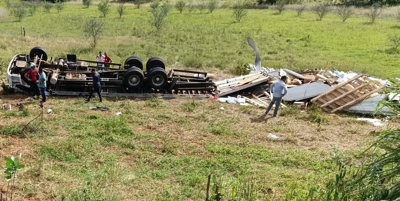 Tragédia na BR-030: Capotamento deixa uma pessoa morta e outra ferida, no trecho que liga Ibitira a Caetité