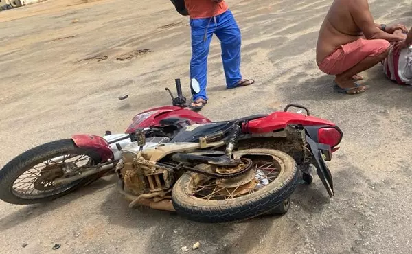 Idoso sofre ferimento grave na perna após colidir moto em caminhonete em Caetité