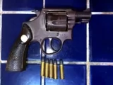 Dois jovens de 25 anos são detidos com arma de fogo em Brumado