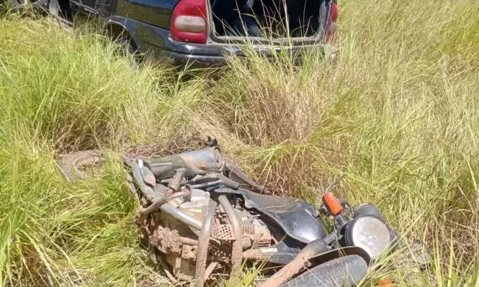 Acidente entre motocicleta e carro deixa uma pessoa morta e outra gravemente ferida em Guanambi