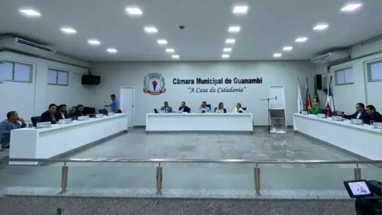Sessão da Câmara de Guanambi aprova projetos e presta homenagem