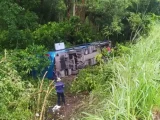 Treze pessoas ficam feridas após ônibus tombar em rodovia do sul da Bahia