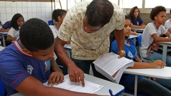 Professores da rede estadual recebem abono extraordinário do governo da Bahia