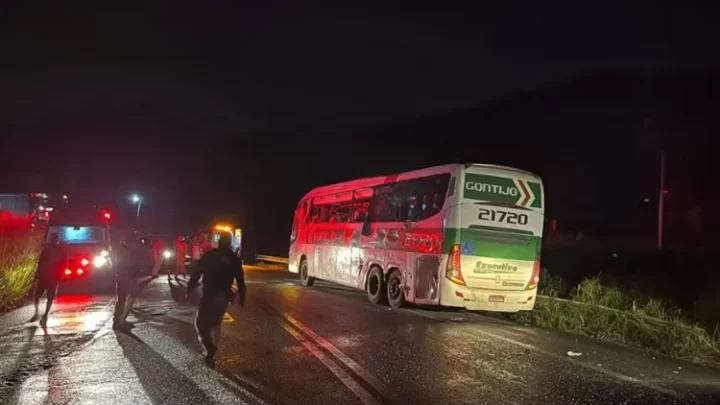 Quatro pessoas morrem em acidente de ônibus na BR-101 no sul da Bahia