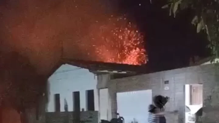 Celular explode e causa incêndio em residência na cidade de Brumado