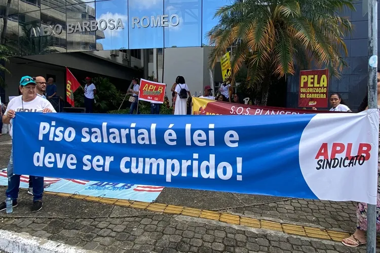 Professores mobilizados com indicativo de greve e indignação ao governador da Bahia