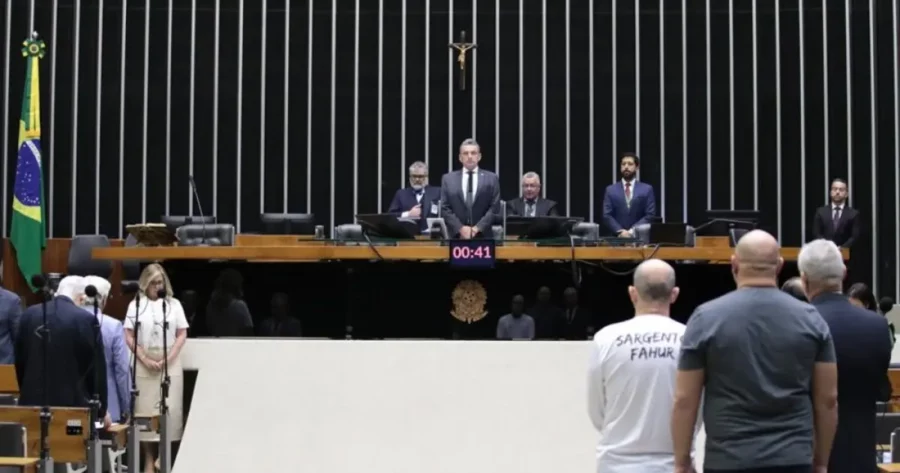 Deputado Charles Fernandes promove minuto de silêncio em homenagem às vítimas das chuvas e enchentes no RS