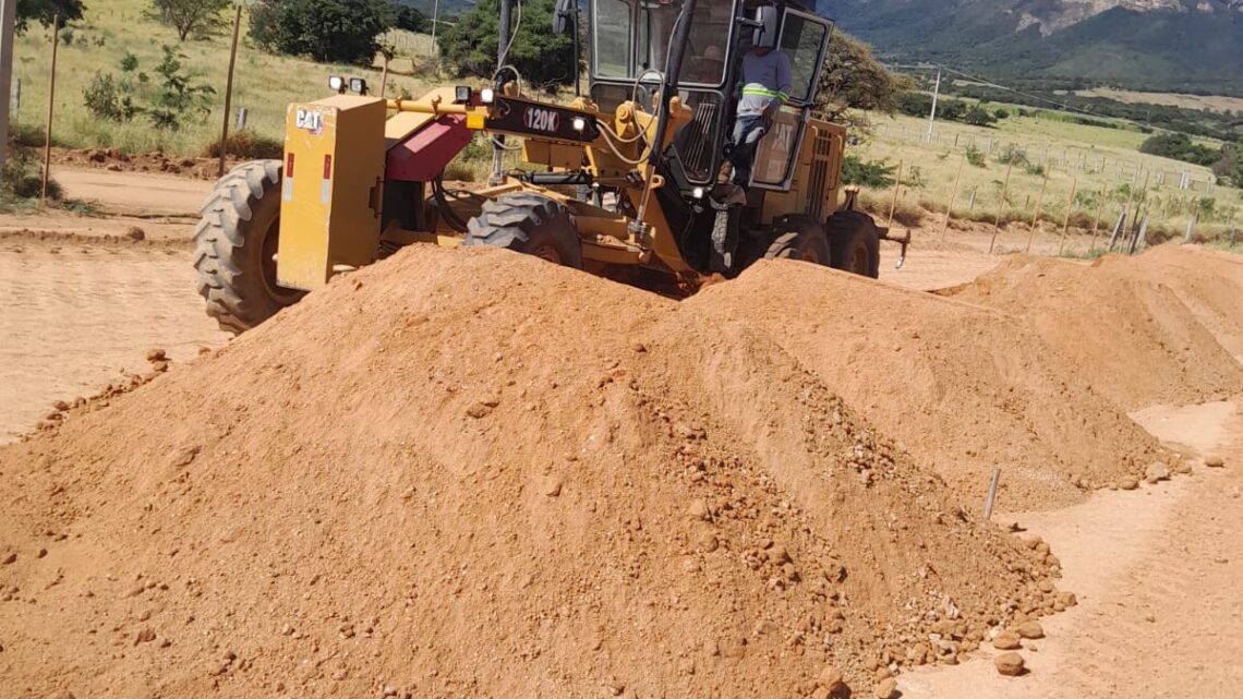 Estão avançadas, as obras de terraplanagem para asfaltamento da via que dá acesso a Unidade Mista de Saúde de Mutãs