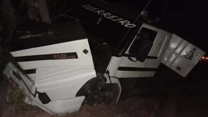 Carreta carregada com pisos colide em barranco e interdita BR-030 em Guanambi