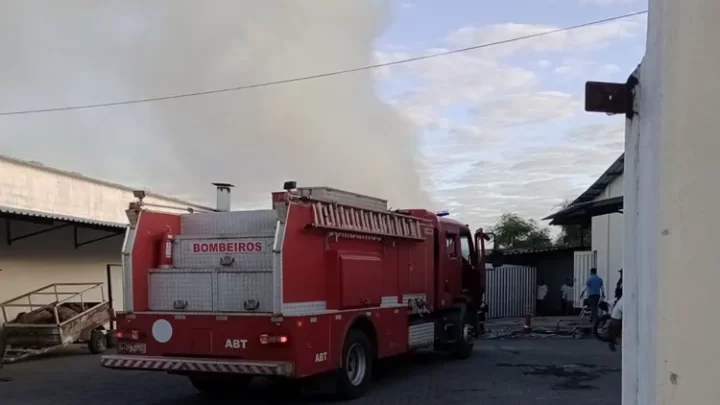 Incêndio atinge fábrica de alimentos no Parque Industrial de Guanambi