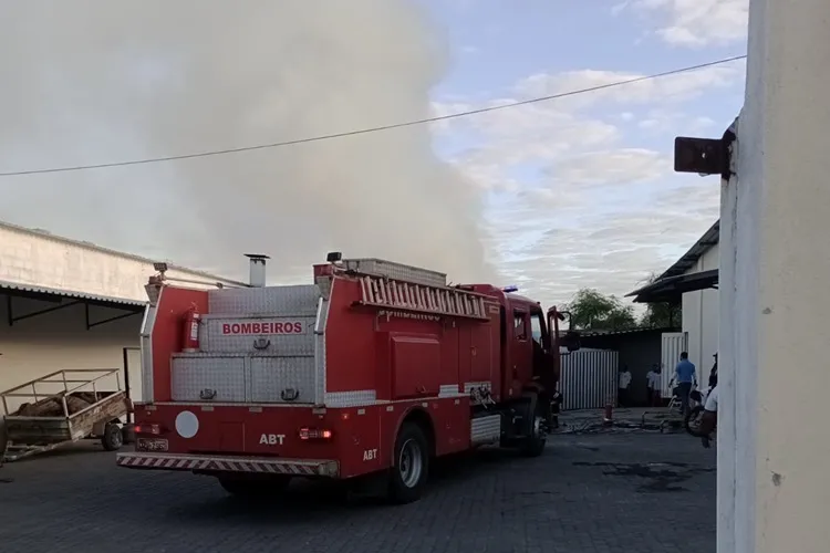 Incêndio atinge fábrica de alimentos no Parque Industrial de Guanambi