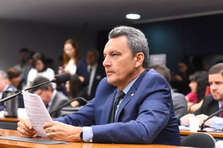 Deputado Charles Fernandes cobra respostas sobre segurança e impactos da extração de minérios em Audiência Pública na Câmara