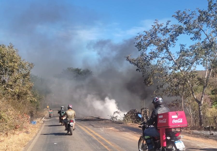 Montealtense morre após caminhão-tanque de Léo do Luana pegar fogo na BR-430, em Igaporã