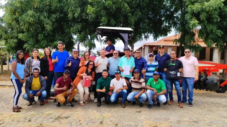 Deputado Charles Fernandes entrega tratores e implementos agrícolas para comunidades rurais de Guanambi e região