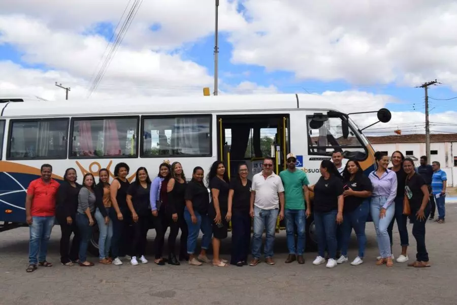 Prefeito João Veiga entrega micro-ônibus para fortalecer assistência social e inclusão no município