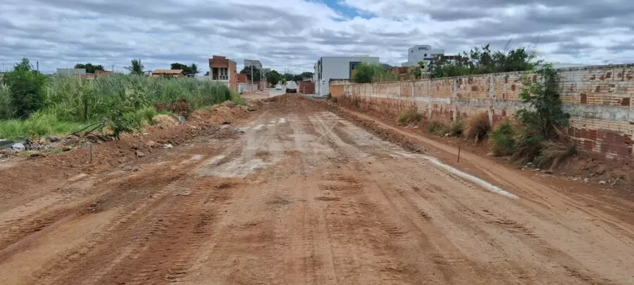 Seinfra Guanambi inicia terraplanagem para asfaltamento das avenidas que dão acesso aos Bairros São Sebastião e Anita Cardoso