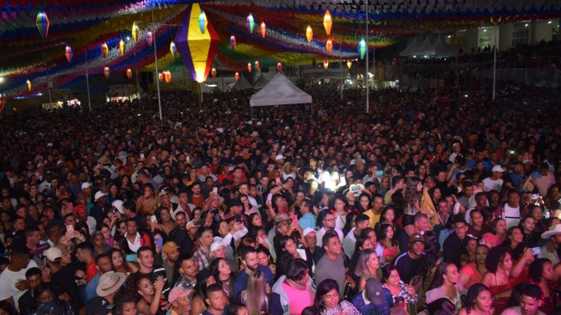 Público recorde lota praça e vibra com shows do São João da Gameleira em Pindaí