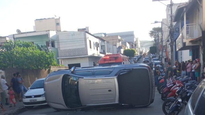 Caminhonete capota no centro de Caetité e atinge três carros