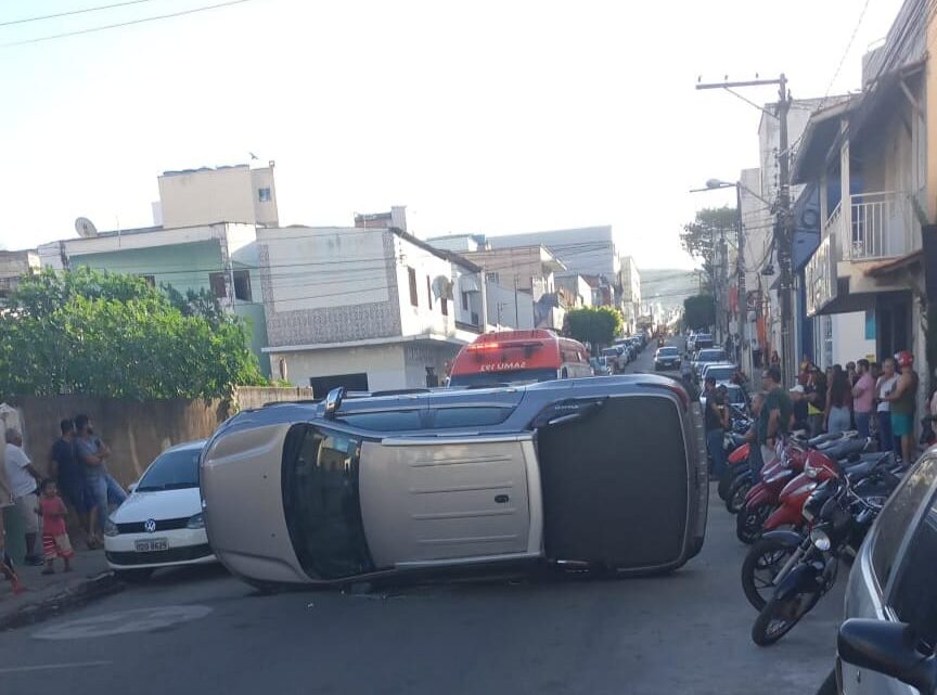 Caminhonete capota no centro de Caetité e atinge três carros