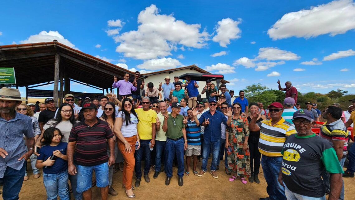 Deputado Charles Fernandes entrega trator agrícola com implementos para a comunidade de Agreste em Iuiu