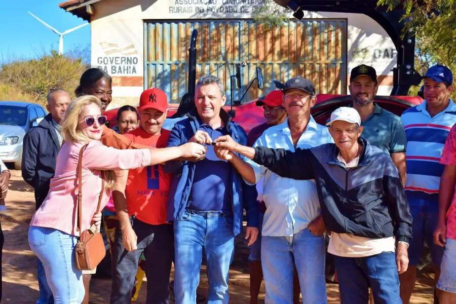 Deputado Charles Fernandes entrega trator para fortalecer a Agricultura Familiar na zona rural de Guanambi