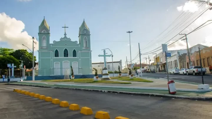 PRF resgata crianças que se esconderam em caminhão para conhecer praia na Bahia