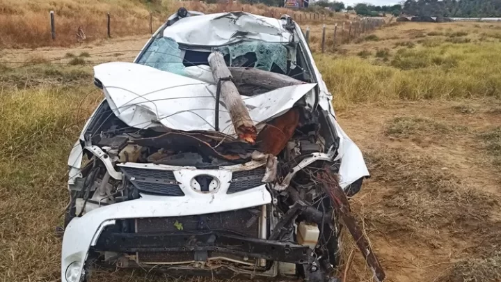 Guanambi: Carro colide com cavalo, deixa três pessoas feridas e animal morto