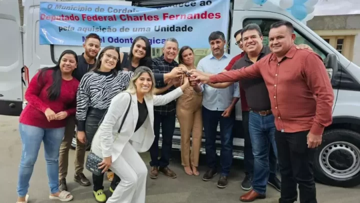 Deputado Charles Fernandes entrega trator agrícola e veículos para a saúde em Cordeiros