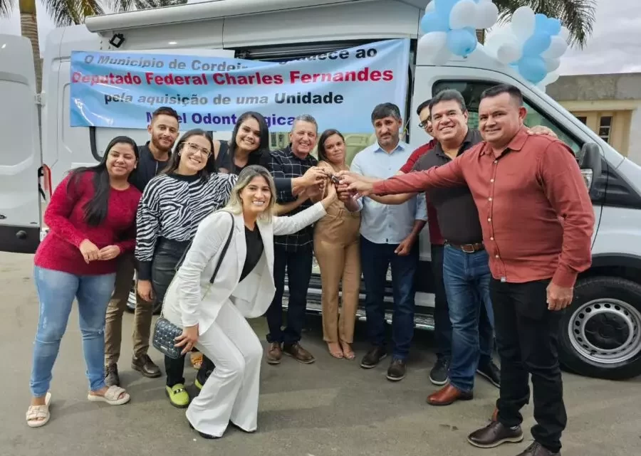 Deputado Charles Fernandes entrega trator agrícola e veículos para a saúde em Cordeiros