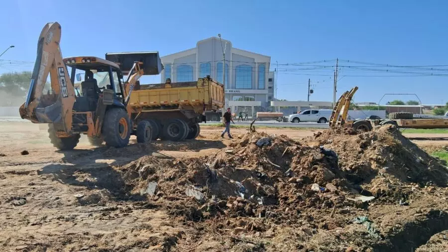 Após desapropriação da área, Secretaria de Meio Ambiente de Guanambi coordena operação de limpeza da Lagoa de João Amaral