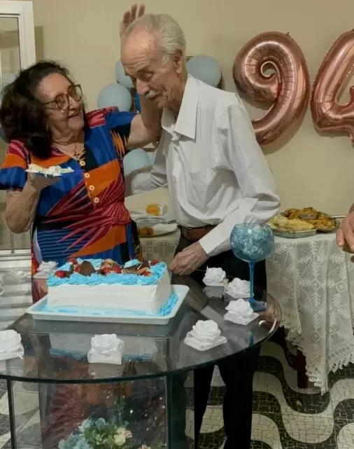 Ao lado de filhos, netos e amigos, João Coletor comemora 94 anos