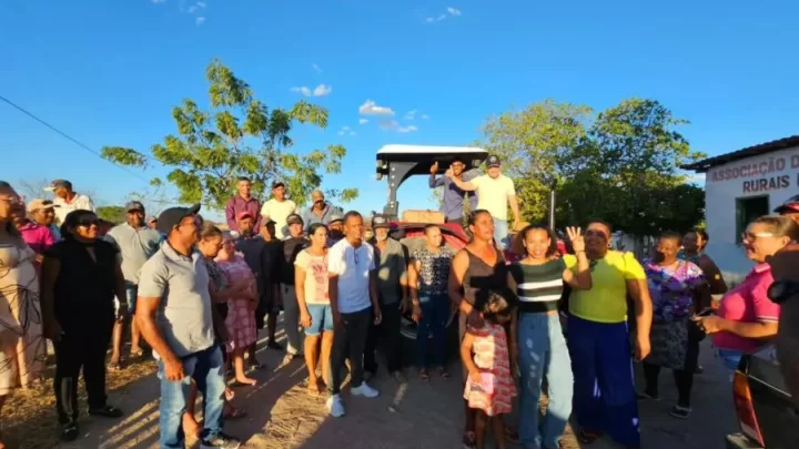 Deputado Charles Fernandes entrega Tratores Agrícolas para Comunidades de Matina, Ibitiara e Caetité