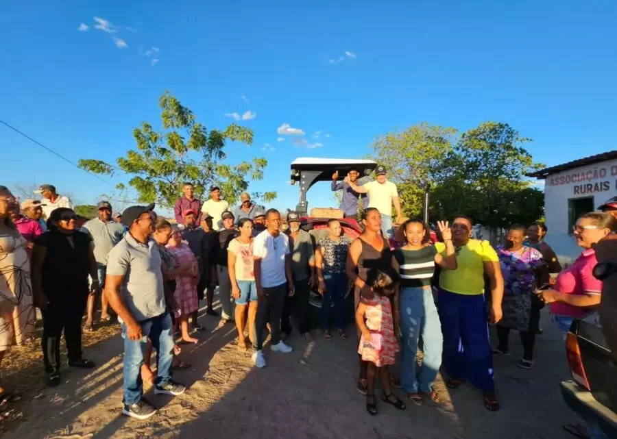 Deputado Charles Fernandes entrega Tratores Agrícolas para Comunidades de Matina, Ibitiara e Caetité