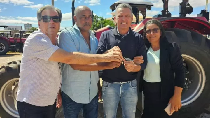 Deputado Charles Fernandes entrega tratores e implementos para fortalecer a Agricultura Familiar em quatro comunidades rurais da região
