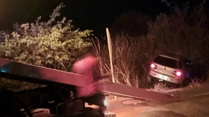 Motorista pula de carro em movimento e causa acidente em Guanambi