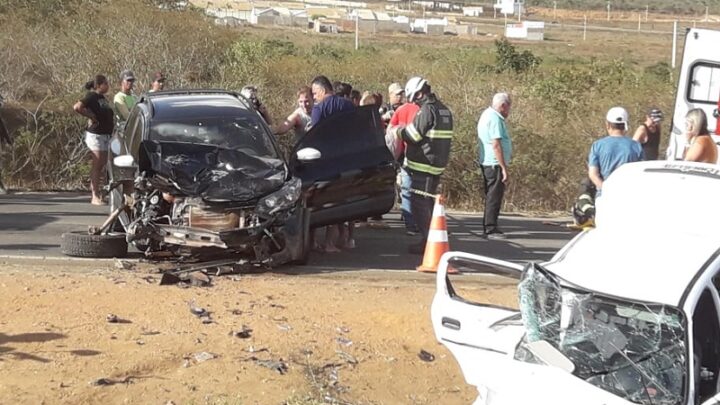 Brumadense morre após batida entre dois carros e uma carreta na BR-101