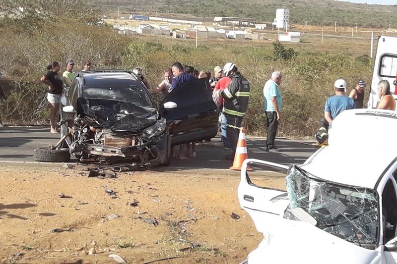 Brumadense morre após batida entre dois carros e uma carreta na BR-101