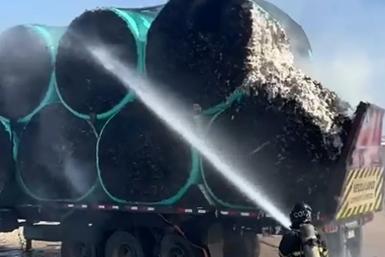 Carreta carregada com algodão pega fogo em Guanambi