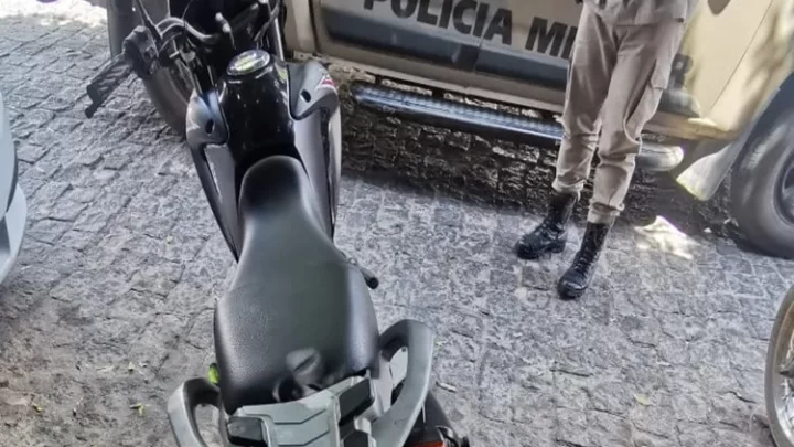 Motocicleta roubada é recuperada após diligência do 17º BPM em Guanambi