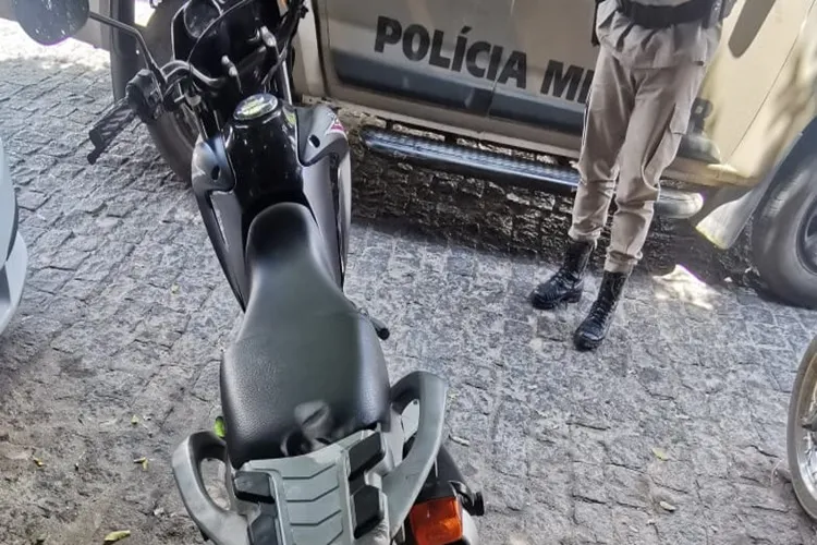 Motocicleta roubada é recuperada após diligência do 17º BPM em Guanambi