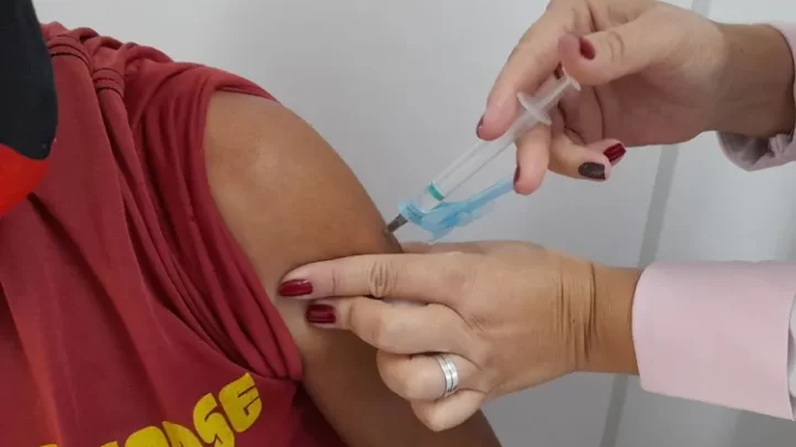 Apenas 28% do público de 11 a 14 anos recebeu 2ª dose da vacina contra dengue na Bahia