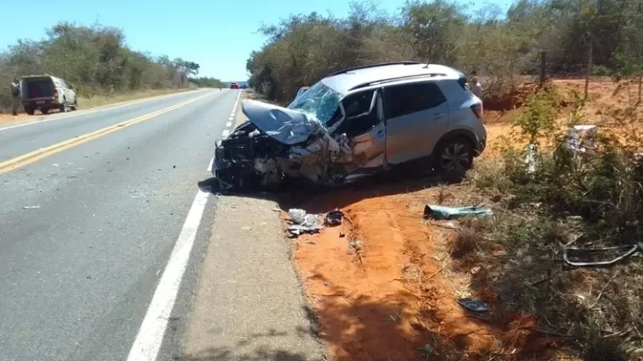 Acidente entre veículo de passeio e van deixa feridos na BR-030 em Caetité