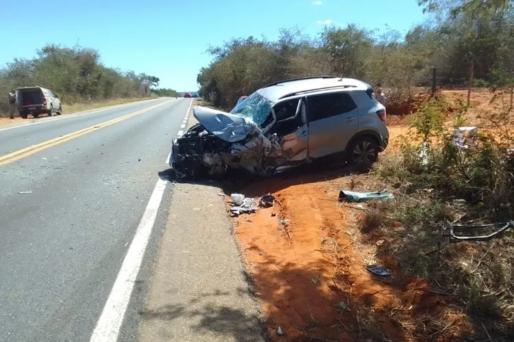 Acidente entre veículo de passeio e van deixa feridos na BR-030 em Caetité