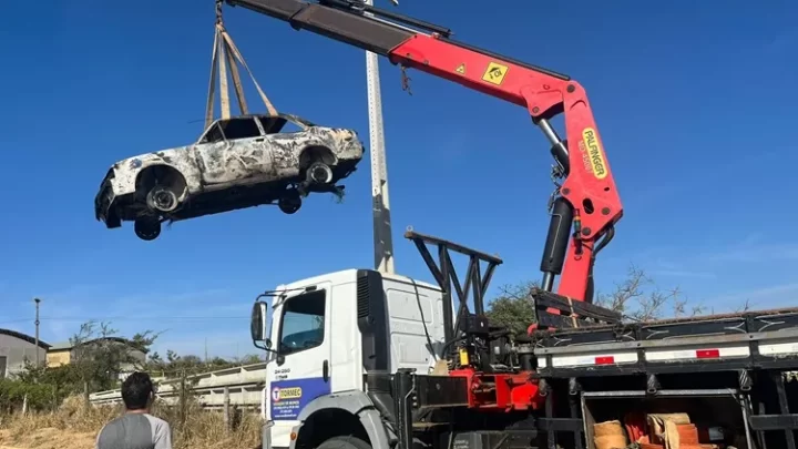 Carro de cantor de Guanambi pega fogo na BA-156