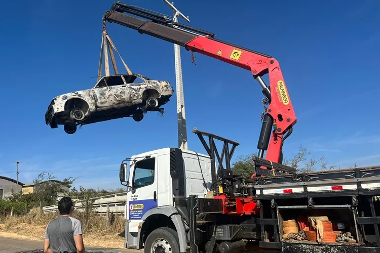 Carro de cantor de Guanambi pega fogo na BA-156